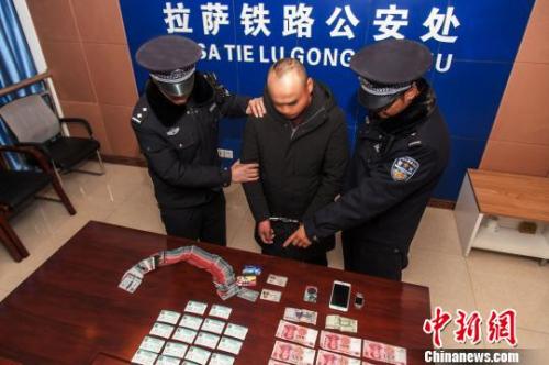 資料圖：一犯罪嫌疑人對(duì)拉薩鐵路警方查獲的火車票進(jìn)行指認(rèn)?！『鷤黯?攝
