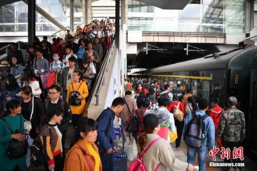資料圖：2018年3月12日，旅客在昆明火車站進(jìn)站乘車。<a target='_blank' ><p  align=