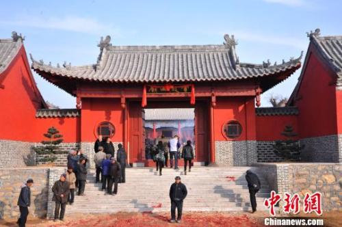 資料圖：元旦小長(zhǎng)假期間，威海南海新區(qū)云龍山上舉辦新年廟會(huì)?！⒉?攝