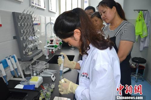 資料圖：工作人員根據(jù)消費(fèi)者要求現(xiàn)場檢驗(yàn)，共筑食品安全。<a target='_blank' ><p  align=