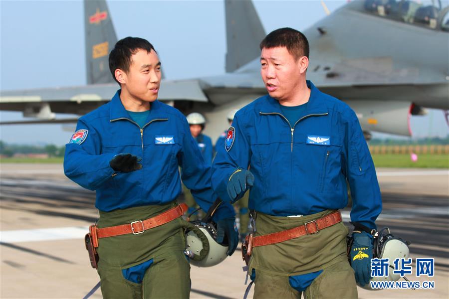 （新華全媒頭條·圖文互動(dòng)）（3）戰(zhàn)鷹，為祖國(guó)奮飛——記空軍航空兵某旅旅長(zhǎng)、特級(jí)飛行員郝井文