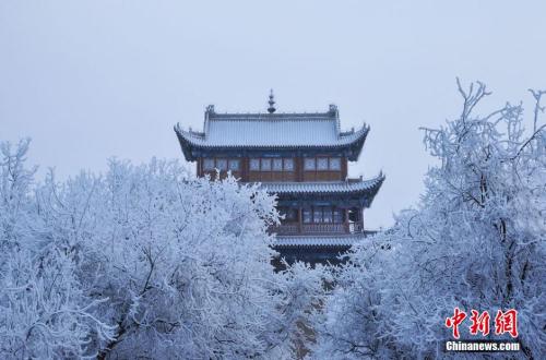 資料圖：小寒時(shí)節(jié)，甘肅嘉峪關(guān)市迎來了一場(chǎng)大雪。師永紅 攝