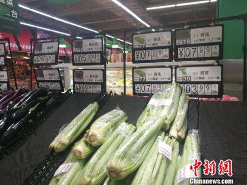 圖為超市里的蔬菜攤。正值晚間，一些菜已被人們買空。 謝藝觀 攝