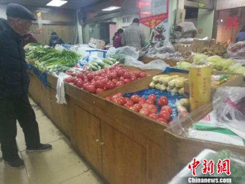 圖為北京一家社區(qū)超市里的菜攤。謝藝觀 攝