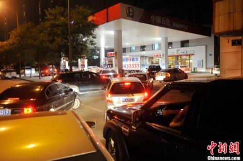 資料圖：山西太原一加油站內(nèi)，私家車主排隊(duì)加油。<a target='_blank' ><p  align=