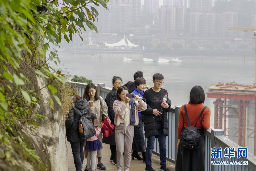 （在習近平新時代中國特色社會主義思想指引下——新時代新作為新篇章·圖文互動）（1）激活新動能 崛起新高地 塑造山水城——重慶推動高質(zhì)量發(fā)展觀察