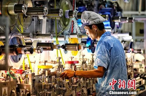 圖為江蘇鹽城一家企業(yè)內(nèi)的生產(chǎn)景象。<a target='_blank' ><p  align=