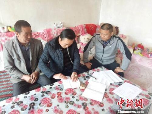 資料圖：圖為扶貧隊(duì)伍進(jìn)貧困戶里，給貧困戶宣講政策?！＄娦?攝