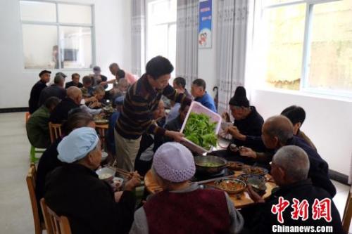 資料圖：社會(huì)福利中心吃飯的老人們。徐學(xué)練 攝。