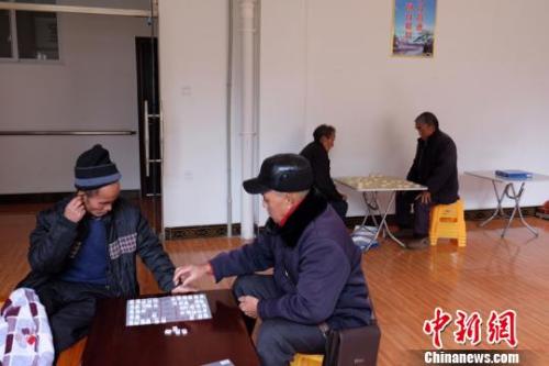 資料圖：老人們?cè)谙缕?。徐學(xué)練 攝。