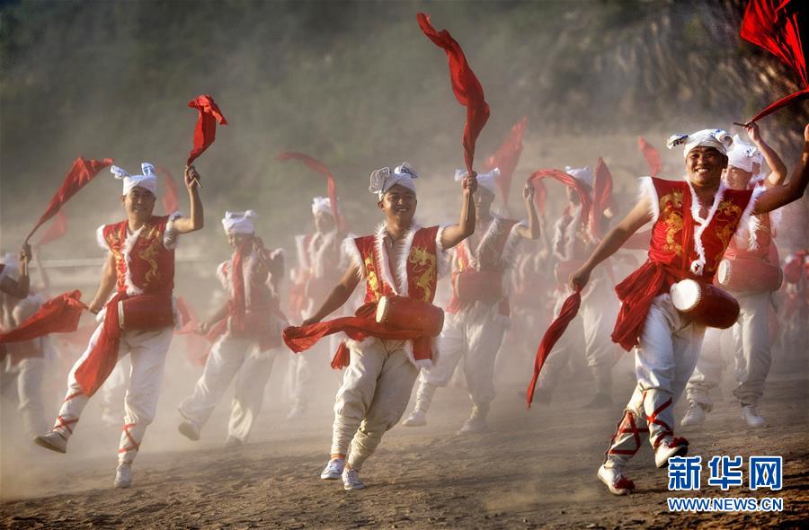 （新華全媒頭條·迎接兩會(huì)特別報(bào)道·圖文互動(dòng)）（7）奮進(jìn)，向著第一個(gè)百年奮斗目標(biāo)——寫(xiě)在2019年全國(guó)兩會(huì)召開(kāi)之際