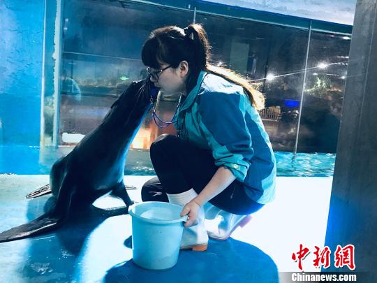 于雅麗與海獅親密瞬間。　艾慶龍 攝