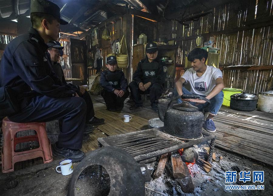 (愛國(guó)情 奮斗者·圖文互動(dòng))(1)警民情深——記云南貢山縣獨(dú)龍江鄉(xiāng)邊境派出所