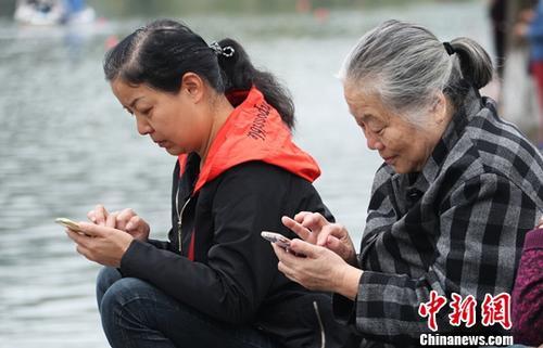 圖為中國(guó)中老年女性使用智能手機(jī)上網(wǎng)。(資料圖) 劉占昆 攝