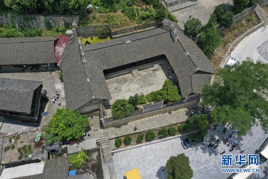 （壯麗70年·奮斗新時代——記者再走長征路·圖文互動）（2）手捧棉被憶紅軍：走了那么多年，我們都念他們的好