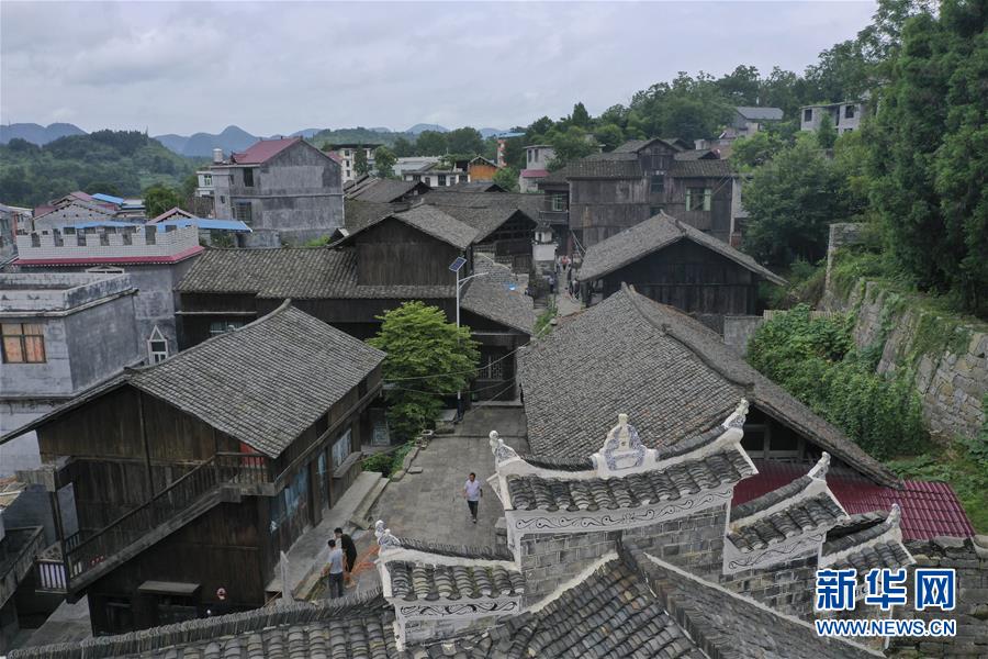 （壯麗70年·奮斗新時代——記者再走長征路·圖文互動）（3）手捧棉被憶紅軍：走了那么多年，我們都念他們的好