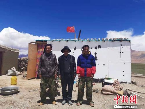 圖為黨確桑布和兩個(gè)兒子。 謝藝觀 攝
