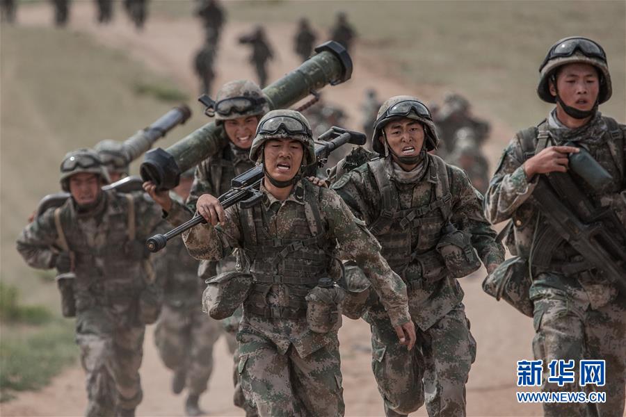 （新華全媒頭條·圖文互動(dòng)）（13）沿著中國特色強(qiáng)軍之路闊步前進(jìn)——黨中央、中央軍委領(lǐng)導(dǎo)推進(jìn)國防和軍隊(duì)建設(shè)70年紀(jì)實(shí)