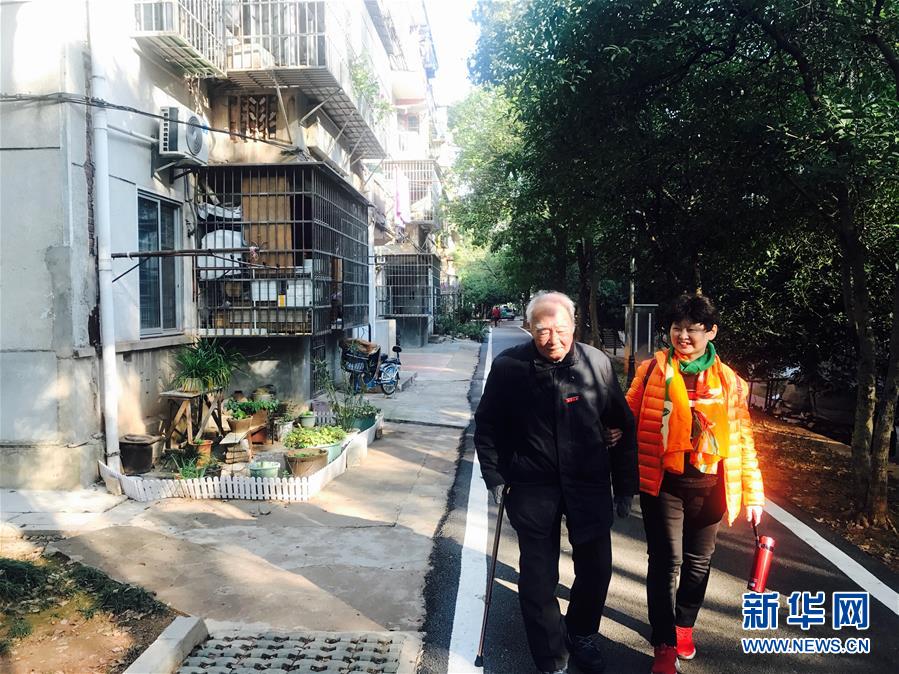 （新華全媒頭條·圖文互動(dòng)）（8）滄海橫流 信仰彌堅(jiān)——記共產(chǎn)黨員、湘潭大學(xué)九旬教授滄南