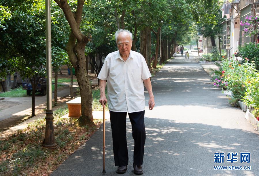 （新華全媒頭條·圖文互動(dòng)）（9）滄海橫流 信仰彌堅(jiān)——記共產(chǎn)黨員、湘潭大學(xué)九旬教授滄南