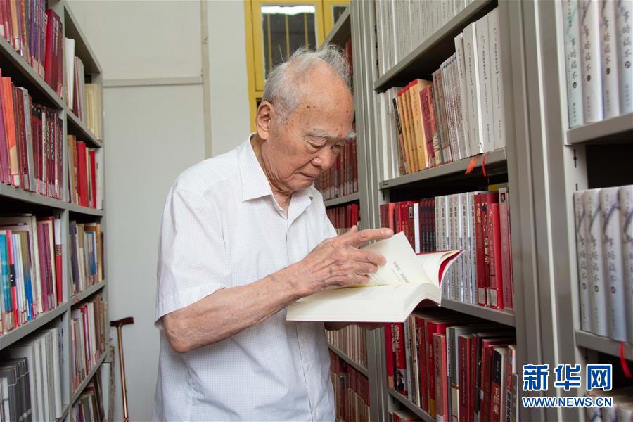 （新華全媒頭條·圖文互動(dòng)）（6）滄海橫流 信仰彌堅(jiān)——記共產(chǎn)黨員、湘潭大學(xué)九旬教授滄南