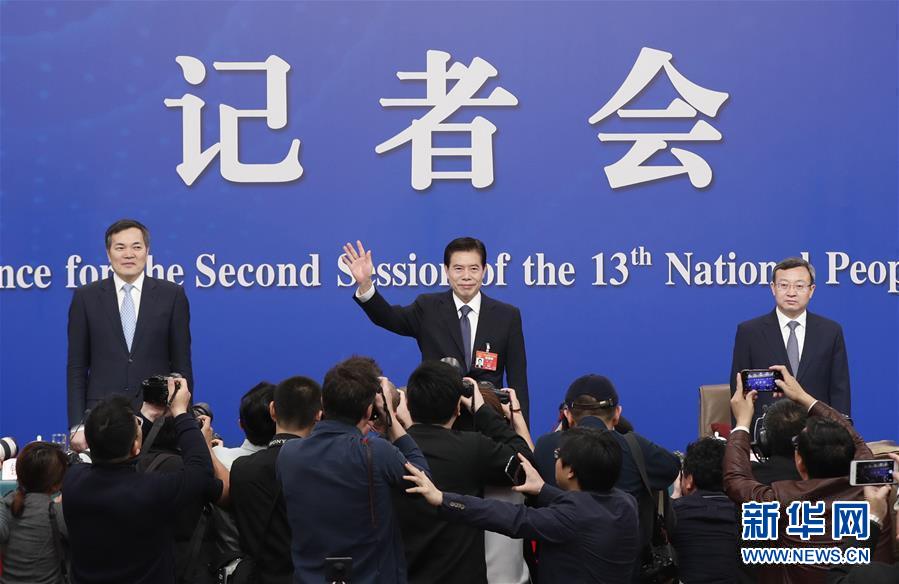 （兩會·XHDW）（2）商務(wù)部部長鐘山等就“促進(jìn)形成強大國內(nèi)市場 推動全方位對外開放”答記者問