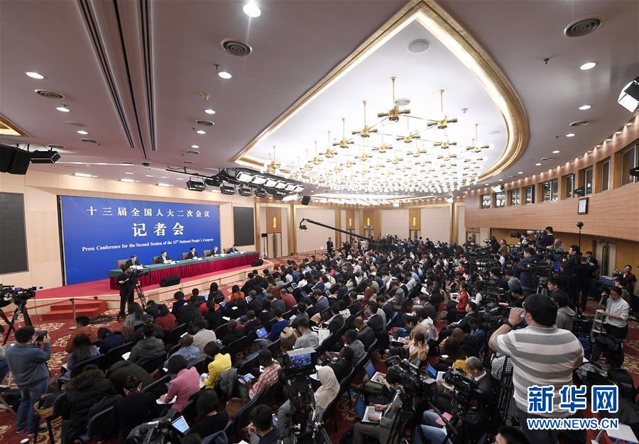 （兩會(huì)·XHDW）（7）商務(wù)部部長(zhǎng)鐘山等就“促進(jìn)形成強(qiáng)大國(guó)內(nèi)市場(chǎng) 推動(dòng)全方位對(duì)外開放”答記者問(wèn)