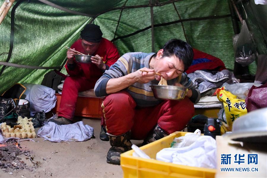 （新春走基層·圖文互動）（6）大漠中，一頂帳篷守歲五年