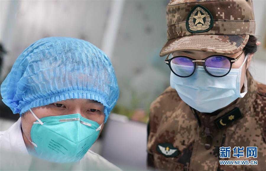 （新華全媒頭條·圖文互動）（4）黨旗，高高飄揚在防控疫情斗爭第一線——各級黨組織和廣大黨員干部投身疫情防控阻擊戰(zhàn)紀(jì)實