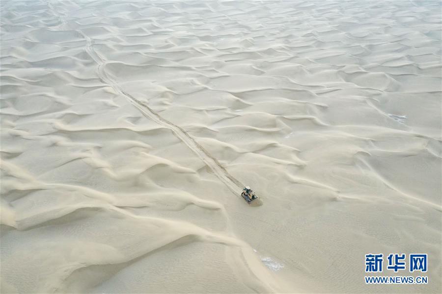 （新春走基層·圖文互動(dòng)）（2）特寫(xiě)：與車為伴，獨(dú)行沙海