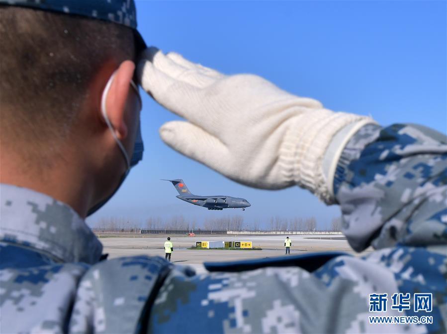 （聚焦疫情防控·圖文互動）（3）空軍第四次向武漢大規(guī)?？者\醫(yī)療隊員和物資