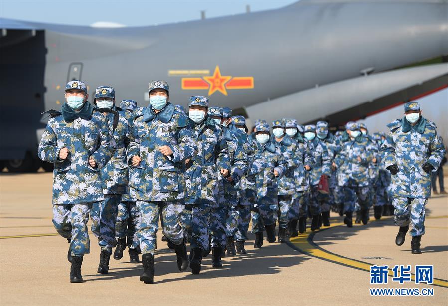 （聚焦疫情防控·圖文互動）（9）空軍第四次向武漢大規(guī)?？者\醫(yī)療隊員和物資