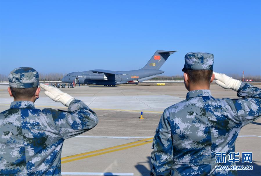 （聚焦疫情防控·圖文互動）（12）空軍第四次向武漢大規(guī)?？者\醫(yī)療隊員和物資