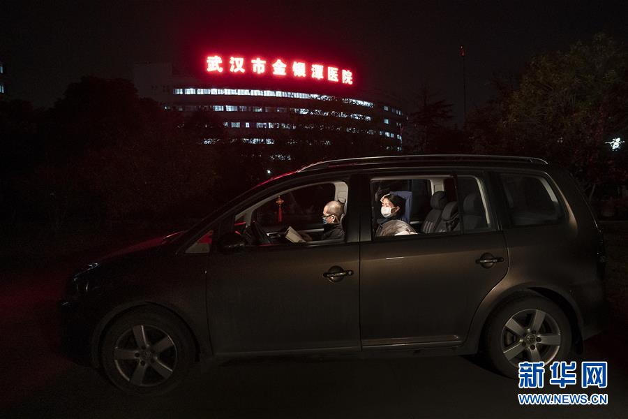 （一線抗疫群英譜·圖文互動）（1）特寫：為節(jié)省10分鐘，這對醫(yī)護(hù)夫妻“以車為家”