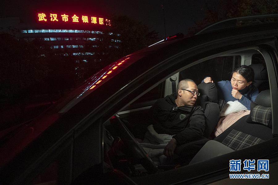 （一線抗疫群英譜·圖文互動）（3）特寫：為節(jié)省10分鐘，這對醫(yī)護(hù)夫妻“以車為家”
