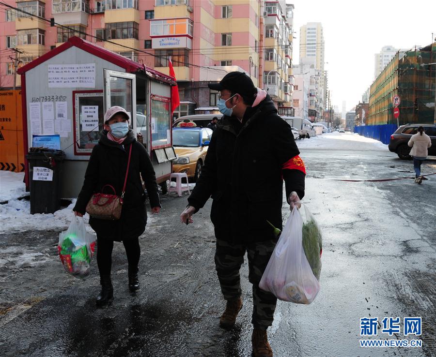 （聚焦疫情防控·圖文互動）（1）不知你是誰，知你為了誰——社區(qū)戰(zhàn)“疫”志愿者群像