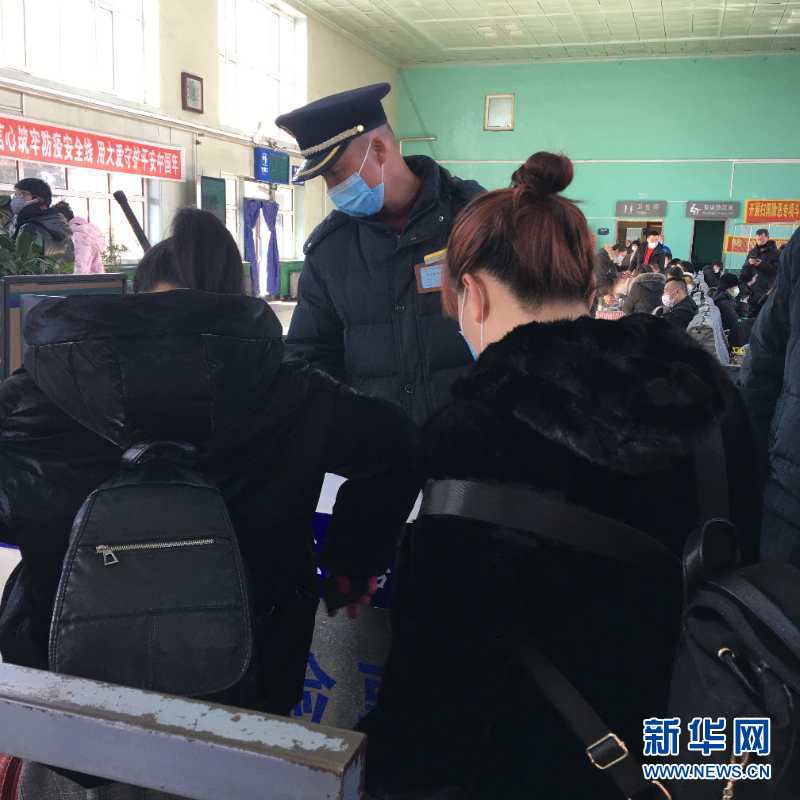 （新華網(wǎng)·圖文互動(dòng)）（2）疫情下，小站鐵路安檢員收獲10多萬(wàn)粉絲