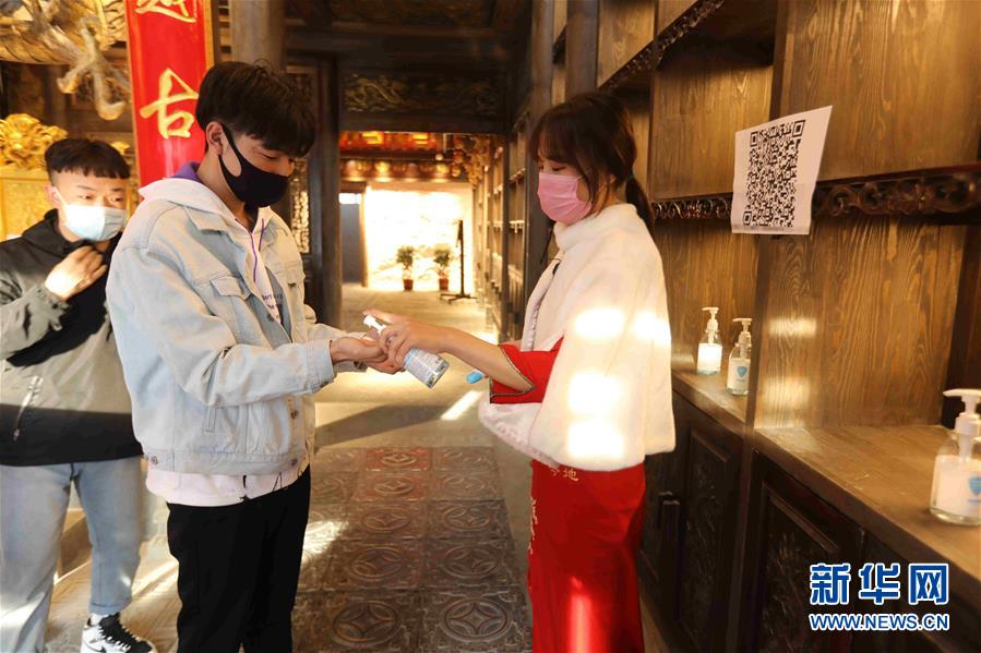 （圖文互動(dòng)）（5）特寫：限人數(shù)、分餐吃、用公筷——偏遠(yuǎn)小城“吃飯”見聞