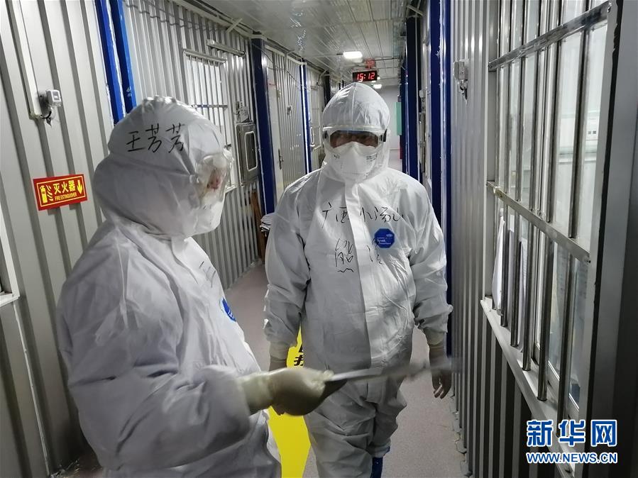 （圖文互動）（1）“哪里有任務(wù)，哪里就有黨旗飄揚”——廣西黨員“白衣戰(zhàn)士”奮戰(zhàn)抗疫一線見聞