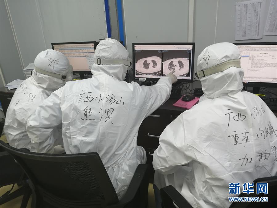（圖文互動）（2）“哪里有任務(wù)，哪里就有黨旗飄揚”——廣西黨員“白衣戰(zhàn)士”奮戰(zhàn)抗疫一線見聞