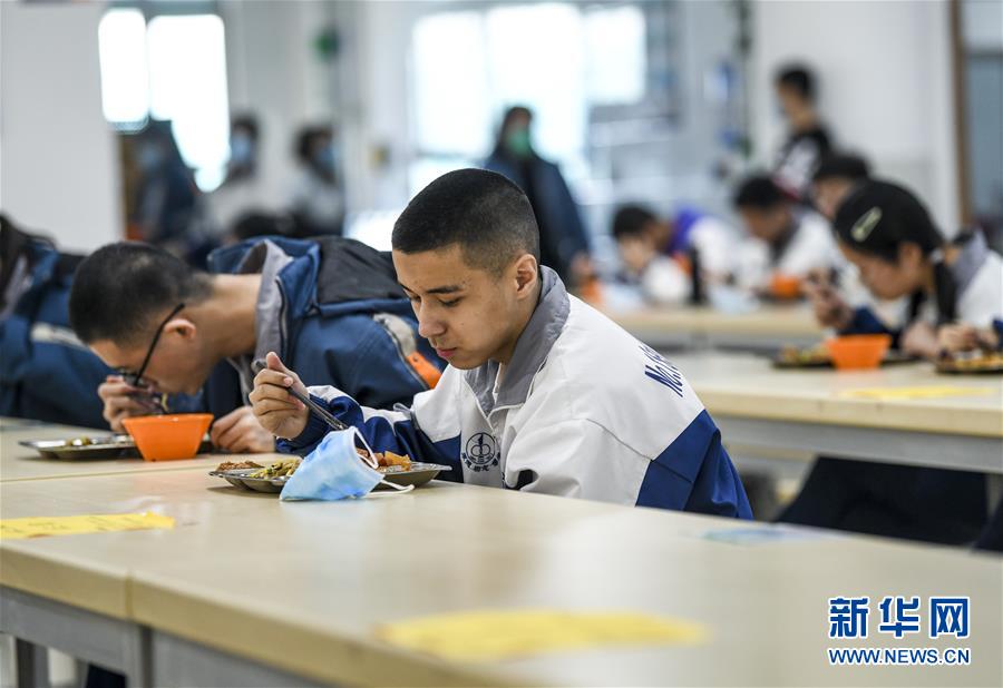 （圖文互動）（6）“早”安同學，“早”安老師！——新疆初高中畢業(yè)班復課一周回訪見聞