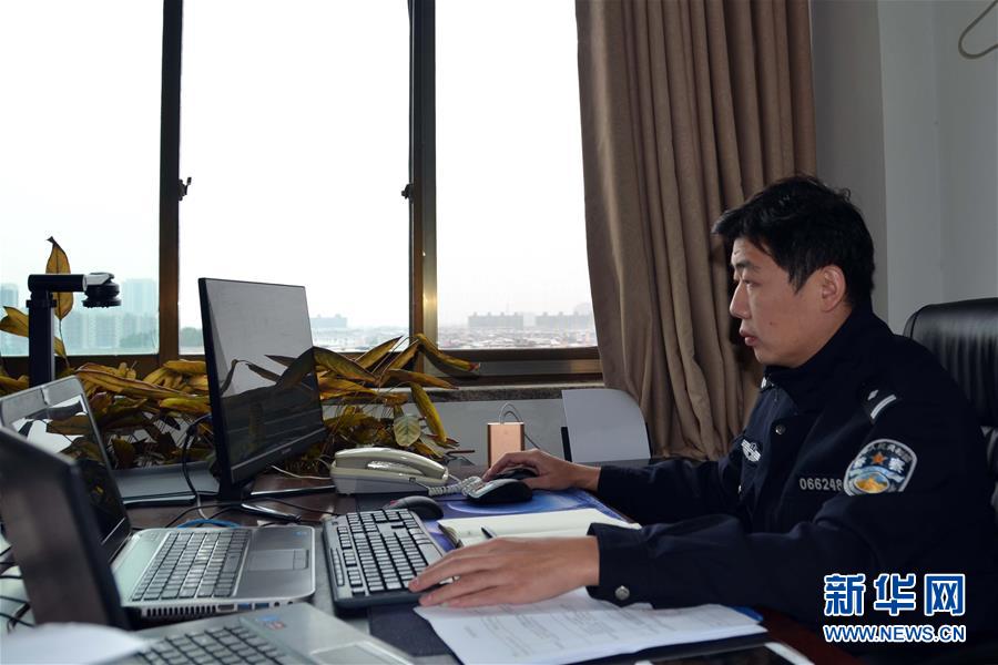 （習近平致敬的戰(zhàn)“疫”英雄·公安干警篇·圖文互動）（8）他們，抗疫一線鑄警魂