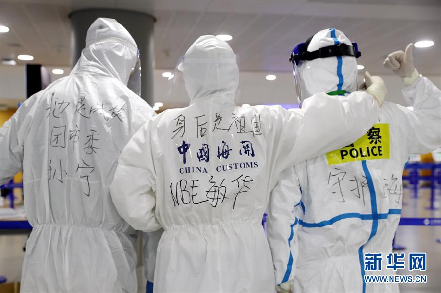 （聚焦疫情防控·圖文互動(dòng)）（1）用青春筑牢防疫“長(zhǎng)城”——上海青年突擊隊(duì)嚴(yán)守浦東國(guó)際機(jī)場(chǎng)第一線(xiàn)