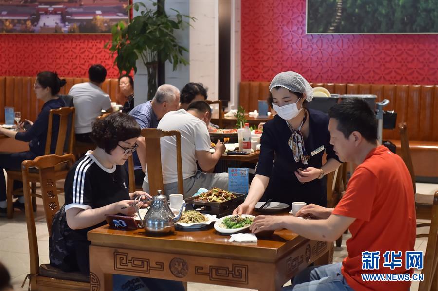 （圖文互動）（3）北京節(jié)日市場復(fù)工忙、人氣旺