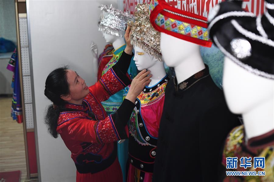 （兩會人物·圖文互動）（5）帶娃、賺錢兩不誤——一位農(nóng)民工代表眼中的脫貧新工作