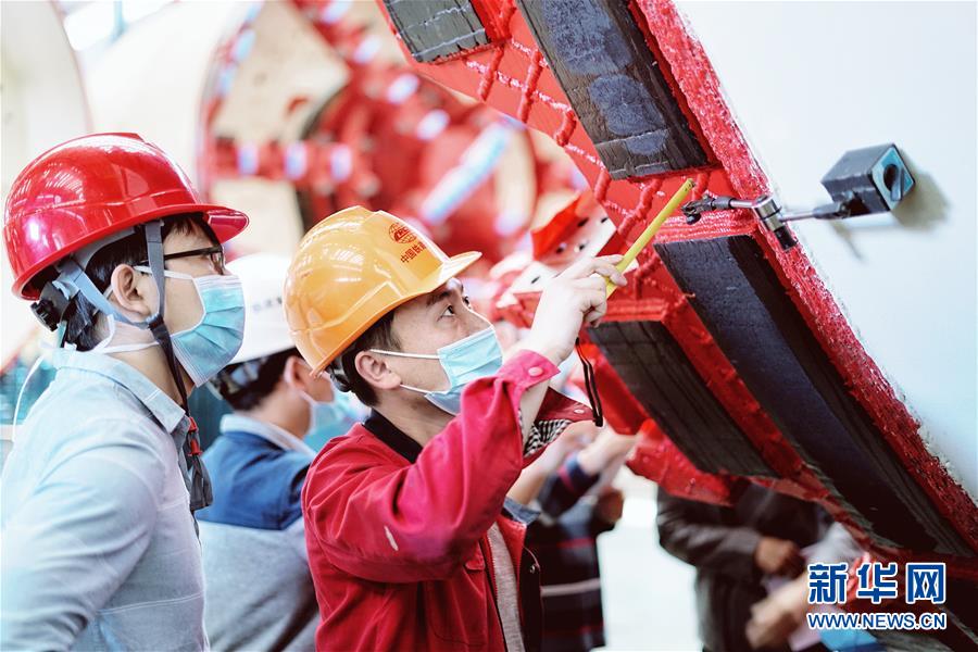 （在習(xí)近平新時(shí)代中國特色社會(huì)主義思想指引下——新時(shí)代新作為新篇章·習(xí)近平總書記關(guān)切事·圖文互動(dòng)）（1）最有力的支撐，最堅(jiān)決的攀登——記錄奮戰(zhàn)在復(fù)工復(fù)產(chǎn)一線的科技工作者