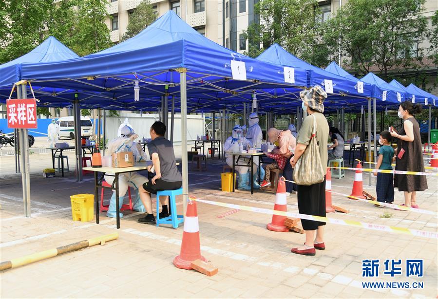 （新華全媒頭條·圖文互動）（4）構(gòu)筑守護城市、守護生命的堅強防線——北京開展大規(guī)模核酸檢測