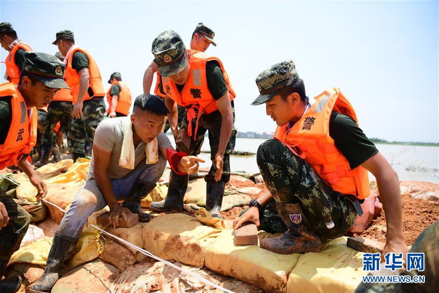 （防汛抗洪·圖文互動(dòng)）（2）洪水不退，子弟兵誓死不退——解放軍和武警部隊(duì)官兵參與洪澇災(zāi)害搶險(xiǎn)救援記事