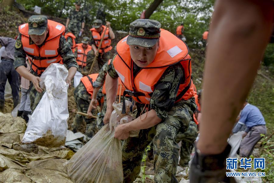 （防汛抗洪·圖文互動(dòng)）（6）洪水不退，子弟兵誓死不退——解放軍和武警部隊(duì)官兵參與洪澇災(zāi)害搶險(xiǎn)救援記事