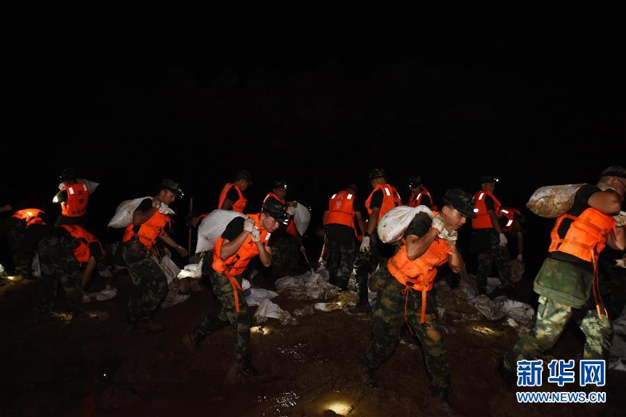 （防汛抗洪·圖文互動(dòng)）（7）洪水不退，子弟兵誓死不退——解放軍和武警部隊(duì)官兵參與洪澇災(zāi)害搶險(xiǎn)救援記事